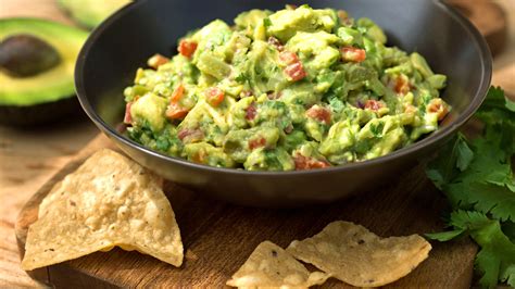 Aguacate fresco, ingrediente principal del guacamole
