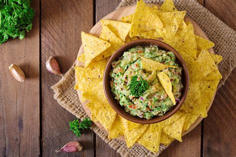 Nachos de maíz caseros listos para servir con guacamole