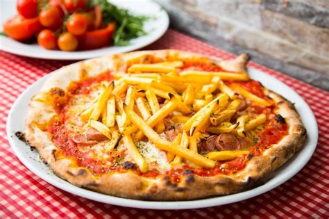 Fotografía de una pizza frita escocesa con patatas fritas