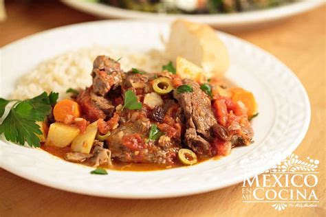 Plato tradicional de estofado de res mexicano servido con acompañamientos