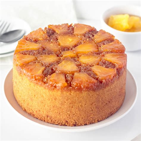 Torta de piña ya montada con capas de bizcocho, crema y fruta