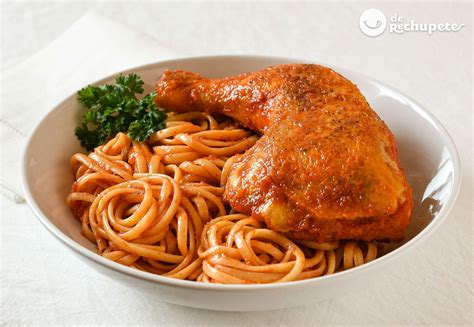 Plato de tallarines rojos con pollo servido