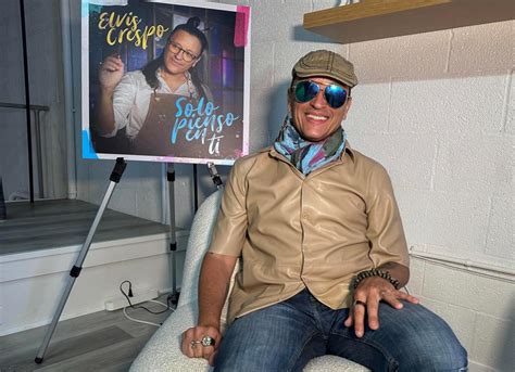 Fotografía de Elvis Crespo durante una presentación oficial en los Premios Grammy Latinos.