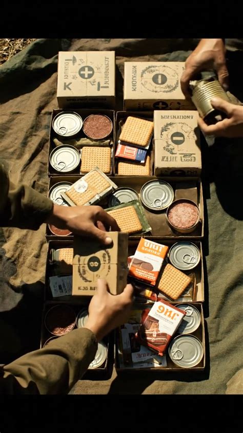 Fotografía de archivo de soldados estadounidenses recibiendo raciones que incluyen mantequilla de maní durante la Segunda Guerra Mundial