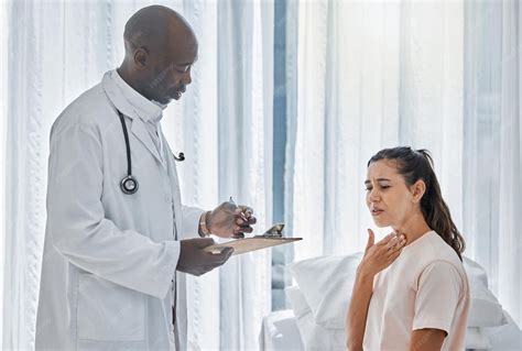 Persona consultando a un médico en una clínica