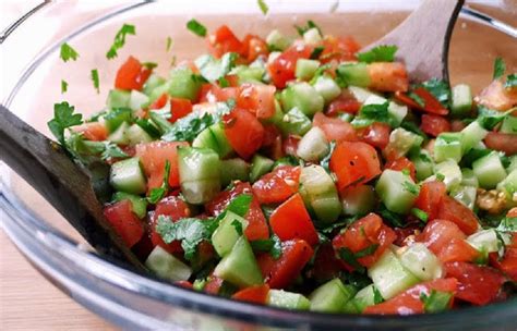 Ensalada fresca de pepino, tomate y limón en un bol