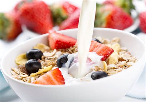 Imagen de un bol con cereal crocante de chocolate, leche y frutas frescas