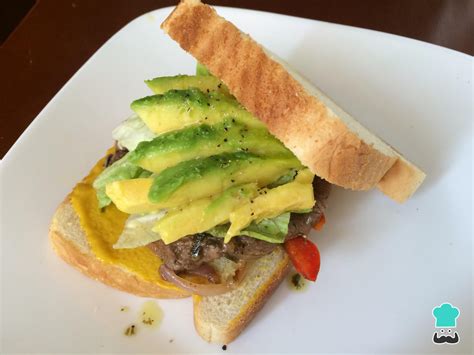 Foto de un sándwich de palta apetitoso y bien presentado