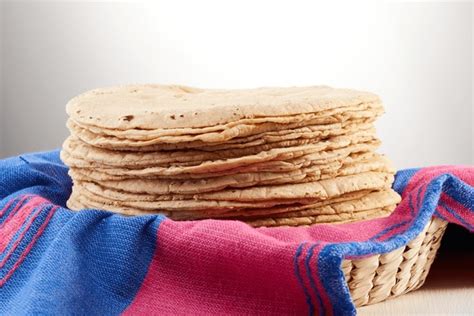 Pila de tortillas de maíz recién cocinadas en un tortillero