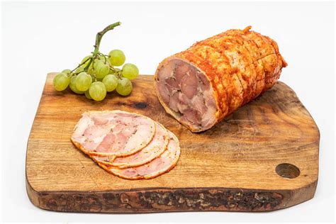 Foto de arrollado huaso servido en rodajas