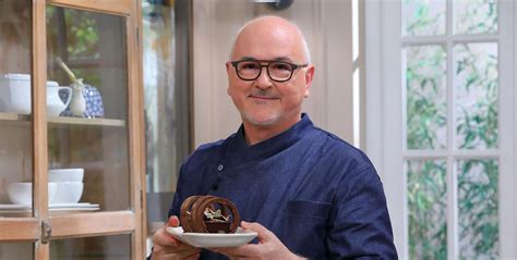 Foto de Osvaldo Gross explicando en un aula de cocina