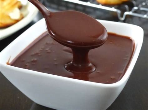 Salsa de chocolate brillante lista para servir