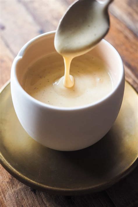 Crema inglesa suave en una salsera