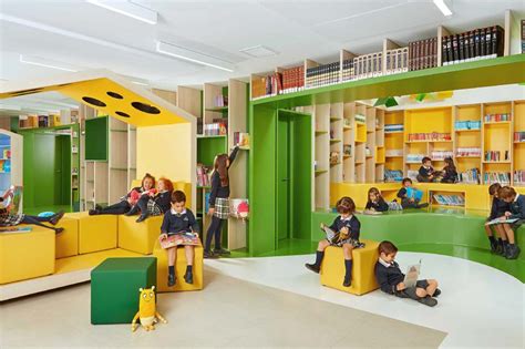 Fotografía arquitectónica de instalaciones escolares renovadas que muestran espacios amplios y bien iluminados