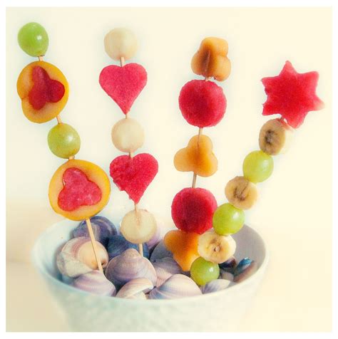 Brochetas de frutas con formas divertidas para niños