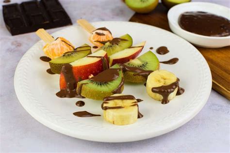 Brochetas de fruta con chocolate derretido