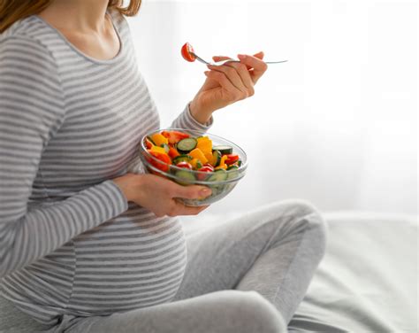 infografía sobre alimentos seguros e inseguros durante el embarazo