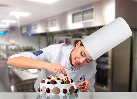 Imagen de un pastelero trabajando con ingredientes básicos