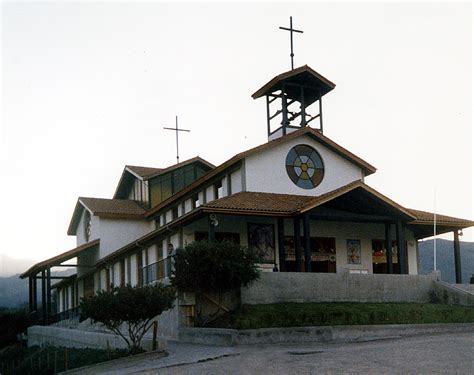 Vista exterior del Santuario de Santa Teresa de Los Andes en Auco, Chile