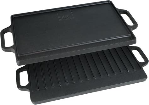 Imagen de una parrilla de hierro fundido limpia y engrasada, lista para usar