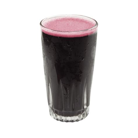 Fotografía de un vaso de chicha morada servido con hielo y trozos de fruta fresca, destacando su color intenso.