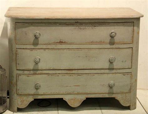 Mueble antiguo con acabado envejecido usando betún de Judea