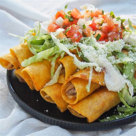 fotografía de presentación de flautas de bacon y queso recién salidas del horno o fritas con un aspecto dorado y crujiente