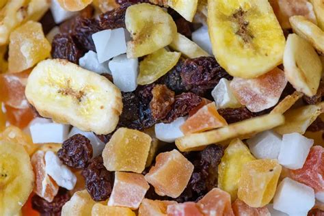 Variedad de frutas frescas y deshidratadas para acompañar quesos