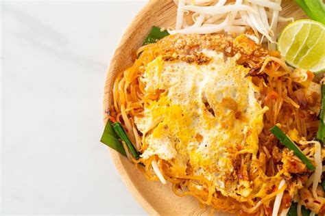 Fideos salteados con chiles y huevos al estilo chino