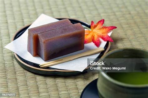 Yokan tradicional japonés en bloques y rebanadas con té