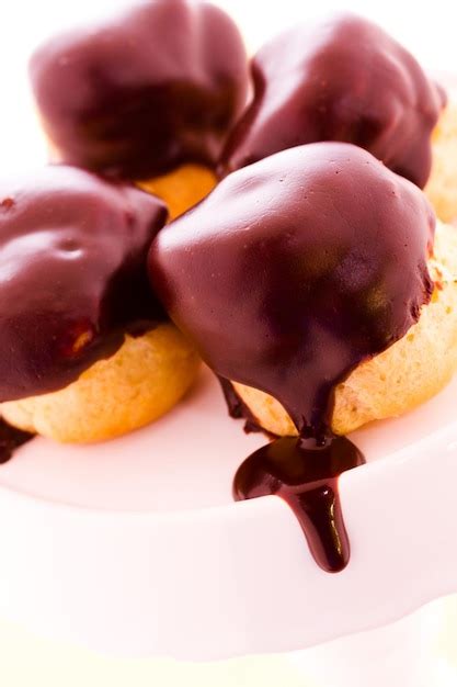 varios postres bañados en chocolate