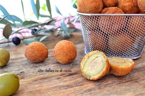 Ilustración de aceitunas rellenas fritas con un exterior dorado y crujiente.