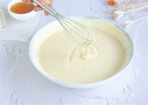 Persona mezclando los ingredientes para la masa de panqueques en un bowl