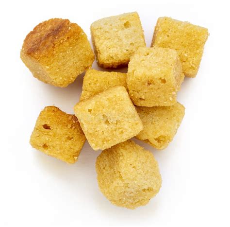 Imagen de cubos de pan frito o tostado (croutons) en un bol o plato