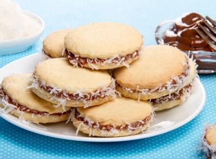 Variedad de postres chilenos que incluyen el manjar como ingrediente principal.