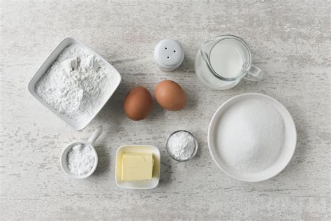 Foto de todos los ingredientes para un queque de café y nueces sobre una superficie de madera.