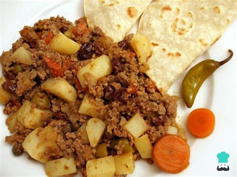 Plato de papas con queso, salsa y carne molida