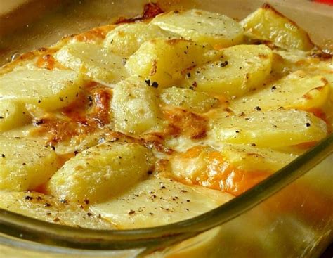 Papas horneadas gratinadas con queso y salsa cremosa