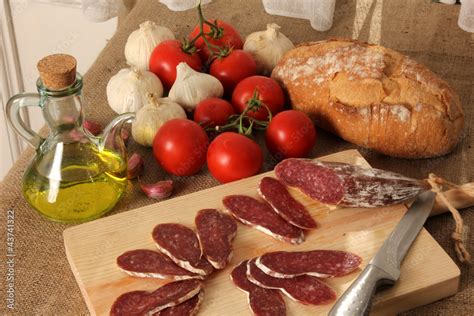 Bodegón con aceite de oliva, ajos, pimentón y azafrán.