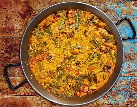Imagen de una paella valenciana recién hecha.