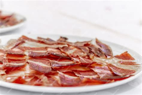 Primer plano de un jamón ibérico cortado.