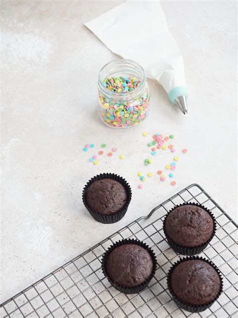 Bandeja de alfajores recién horneados listos para enfriar