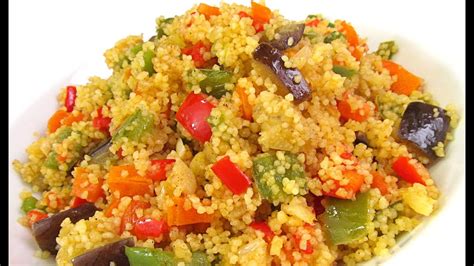 Plato de cuscús servido con verduras frescas salteadas y especias aromáticas.