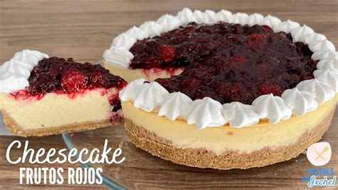 Esquema de las capas de un cheesecake: base de galletas crujiente, relleno cremoso y cobertura de frutos rojos.