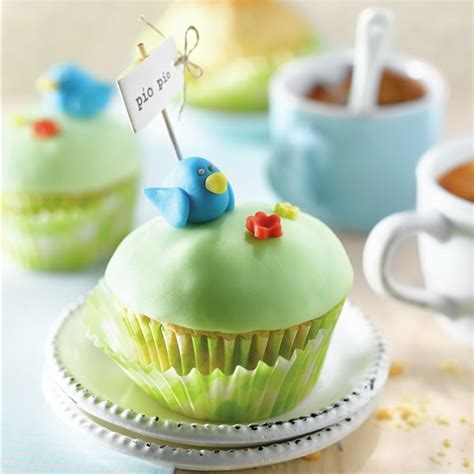 cupcakes decorados con fondant de diferentes colores y formas