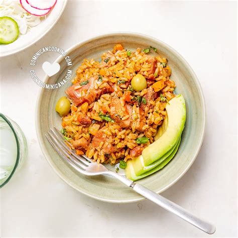 Ingredientes frescos para un locrio de chuleta ahumada, incluyendo chuletas, arroz, vegetales y especias.