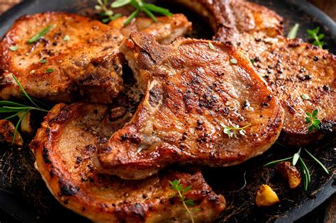 Chuletas de cerdo doradas y jugosas listas para servir.