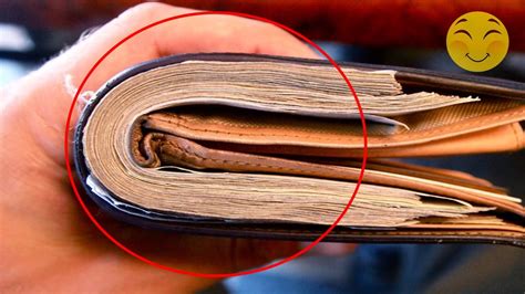 Fotografía de una billetera con un pequeño amuleto de lentejas dentro