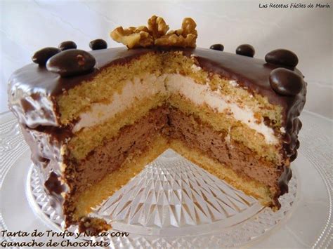 Tarta de bizcocho blanco relleno de trufa, vista en corte