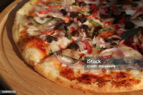 pizza recién horneada lista para cortar